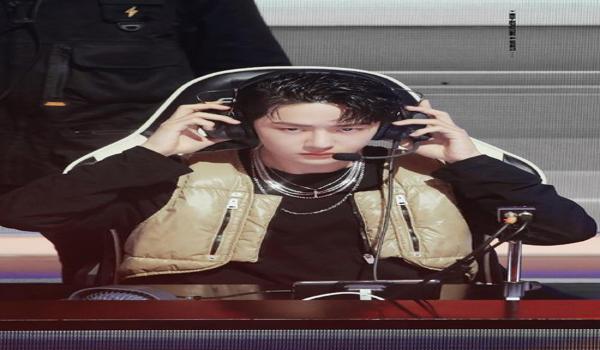 王一博在和平精英压枪